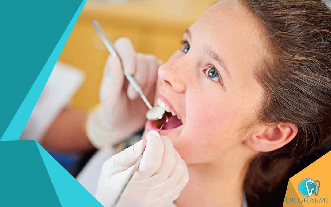 چه زمانی کودک من می تواند پس از کشیدن دندان به مدرسه بازگردد؟